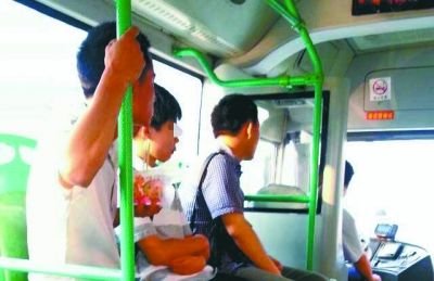 公交車上男子吃熱干面遇阻 一動(dòng)筷子車就加速