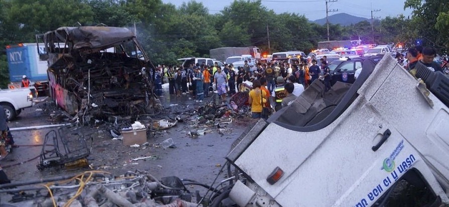 泰國卡車與雙層大巴相撞 遇難者至少有19人