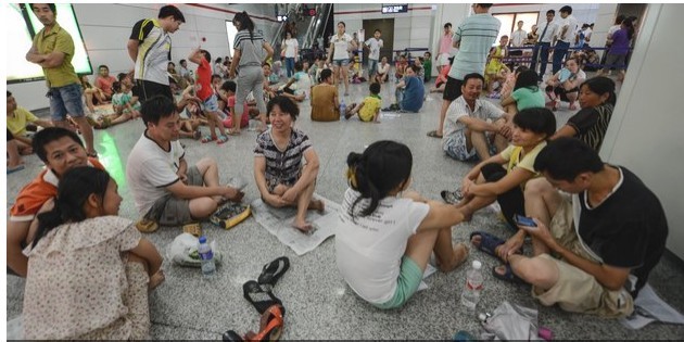 杭州高溫街道停電 數(shù)百居民地鐵站乘涼