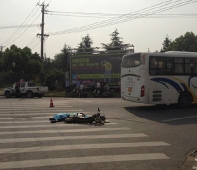 女子騎電瓶車與廠包車相撞當(dāng)場死亡