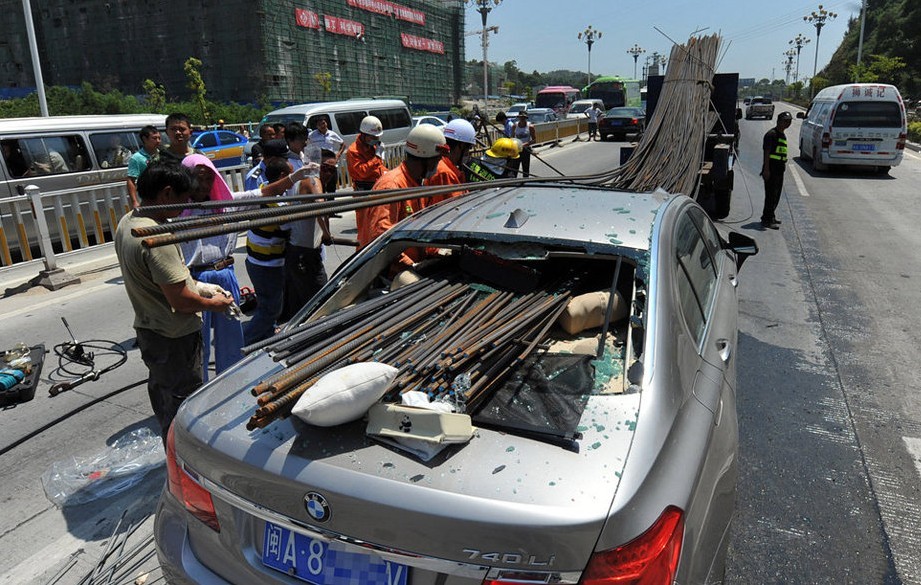 福建貨車鋼筋滑出穿過(guò)寶馬車 車主左臉被鋼筋穿透場(chǎng)面血腥