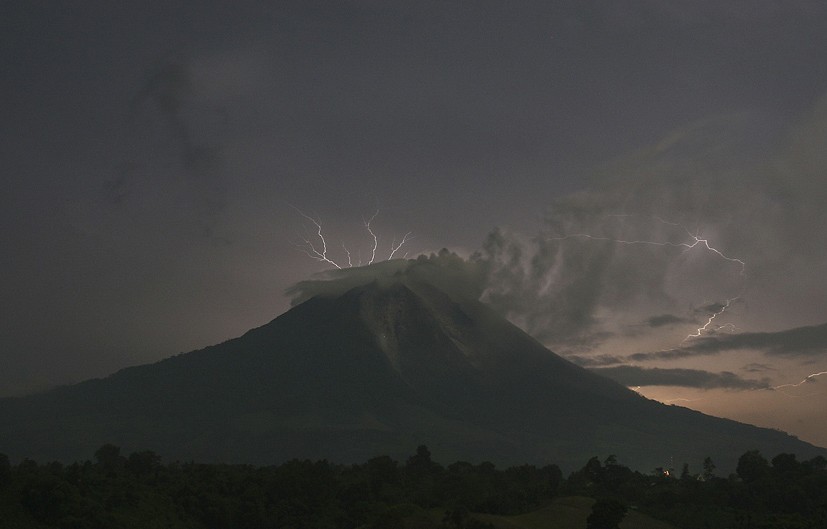 實(shí)拍印尼火山噴發(fā)有閃電現(xiàn)象