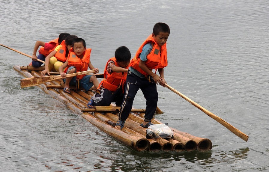 乘風破浪 廣西古龍鎮(zhèn)小學生劃竹筏上學